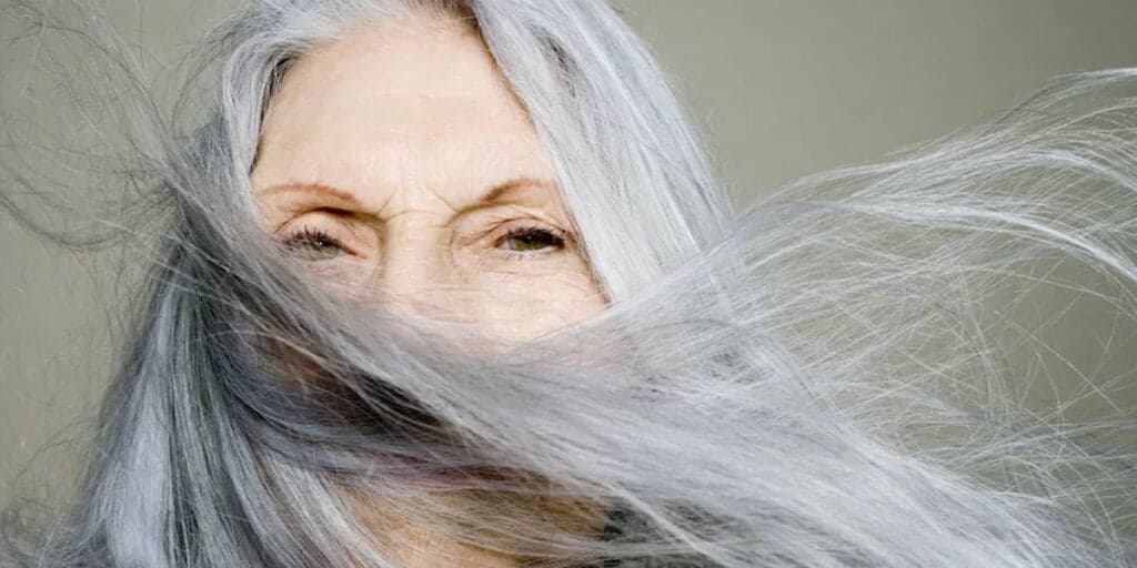 Adeus cabelo branco: Receita baratinha rejuvenesce 20 anos os fios com ingrediente mais comum da sua casa