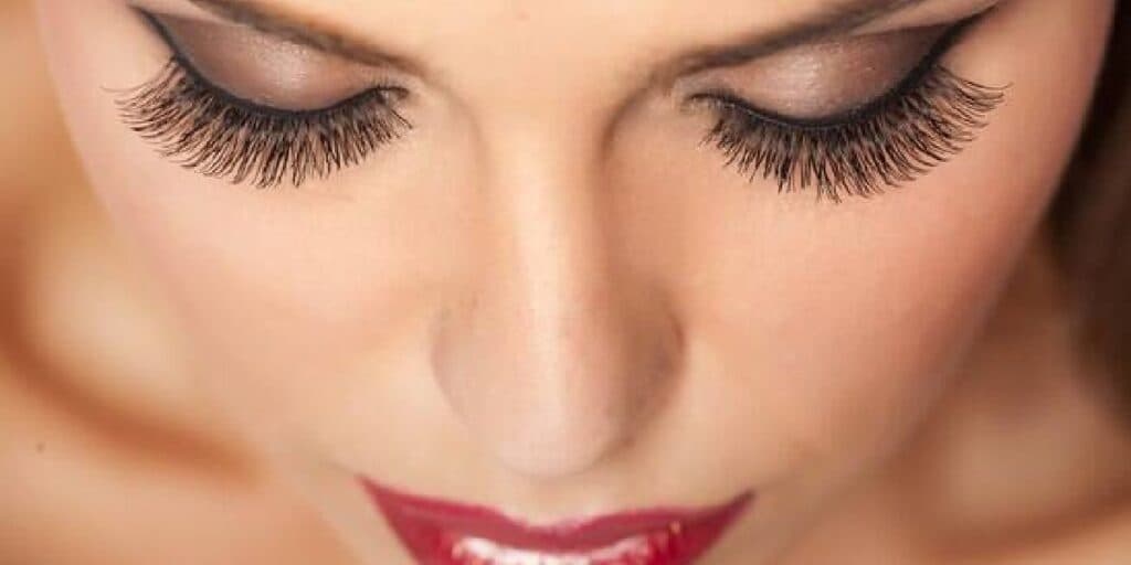 Longos e perfeitos: 3 passos com apenas 2 ingredientes para conquistar os cílios que toda mulher quer
