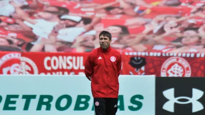 Eduardo Coudet pode ganhar reforço que já atuou por seleção no Internacional (Foto: Divulgação)