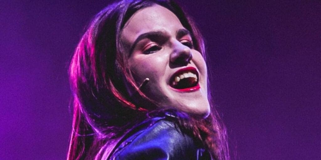 Anaiza interpreta Sandy no musical "Grease School Edition"