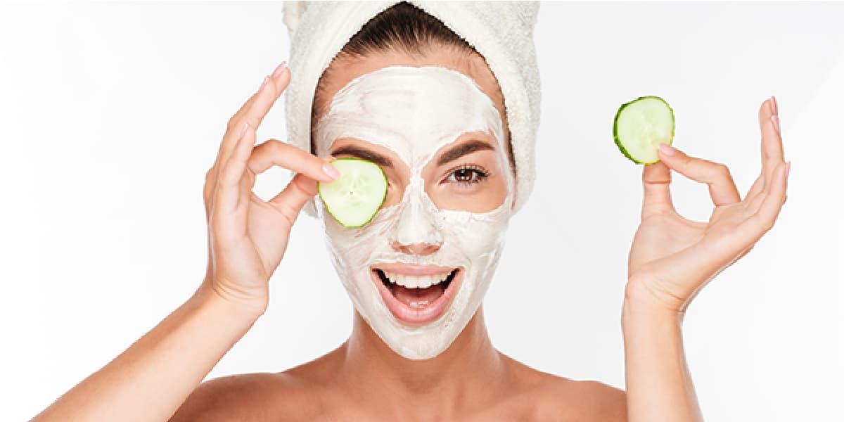 Moça com máscara no rosto fazendo seu skincare (Foto: Reprodução/Internet) Moça com máscara no rosto fazendo seu skincare (Foto: Reprodução/Internet)