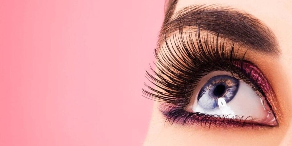 Cílios volumosos em minutos: 7 truques infalíveis para turbinar o olhar sem extensão