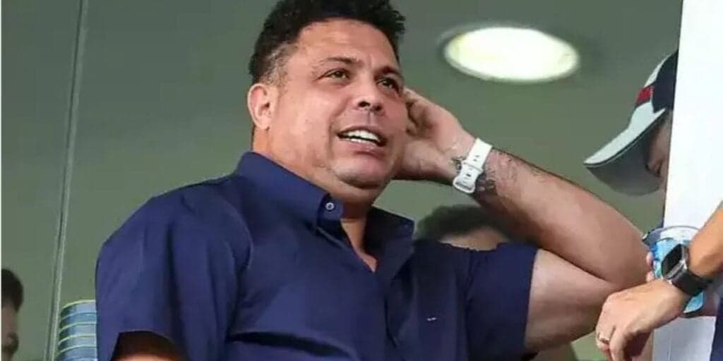 Oficial: Técnico demitido do Cruzeiro não espera nem 2024 para se vingar de Ronaldo e assume rival às pressas