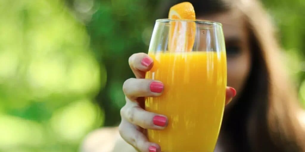Empresas de remédios escondem de você: Truque de suco caseiro para baixar o colesterol muito rápido