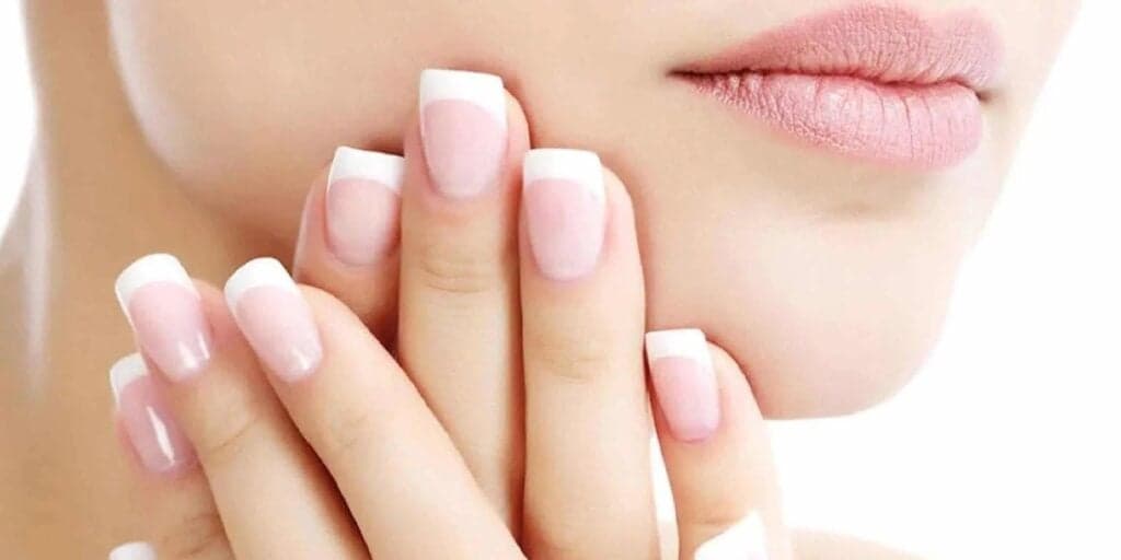 Perfeitas e de dar inveja: 5 cuidados CRUCIAIS para ter antes de pintar as unhas que ninguém te conta