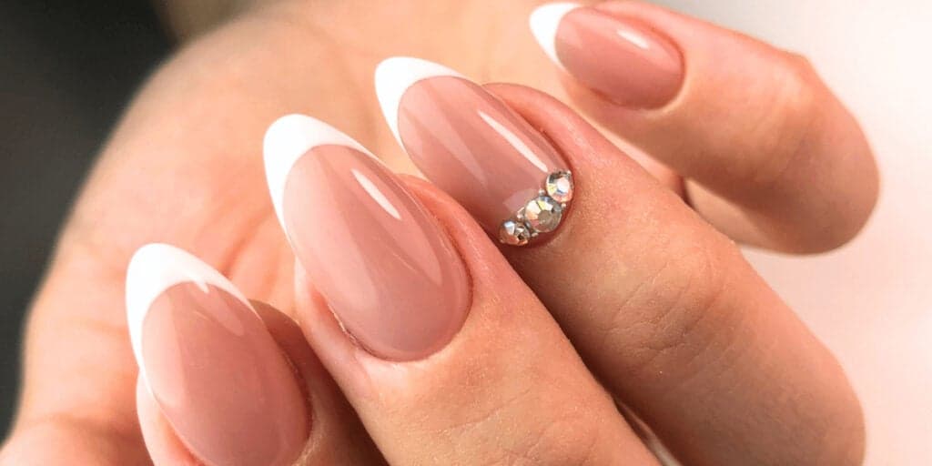 Unhas perfeitas e sem gastar com manicure: 6 dicas infalíveis pra fazer a francesinha dos sonhos em casa