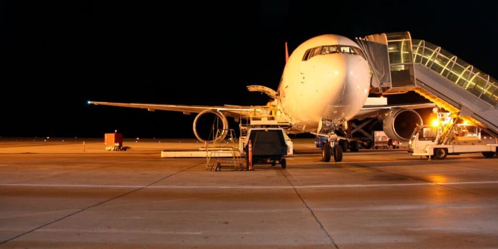 Terror, desligamento de motor e óleo vazando: Avião com 235 passageiros acaba de sofrer pane no meio do voo