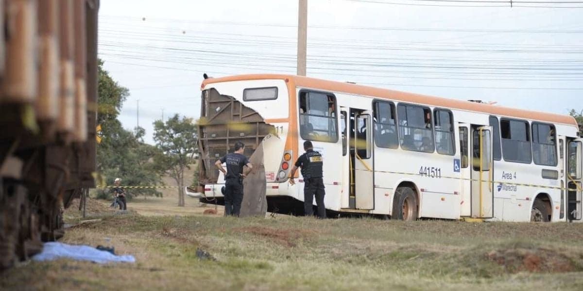 Acidente de ônibus e trem (Foto: Reprodução / Minervino Júnior/CB/D.A. Press)