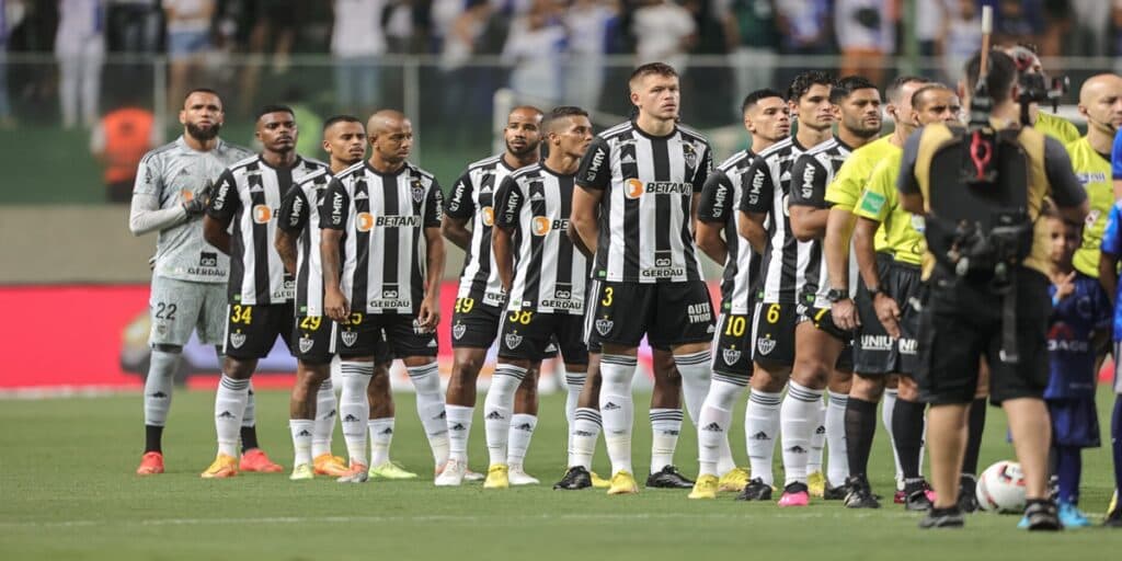 Camisa do rival e torcida desesperada: Estrela do Atlético-MG posta foto enigmática e deixa futuro em aberto