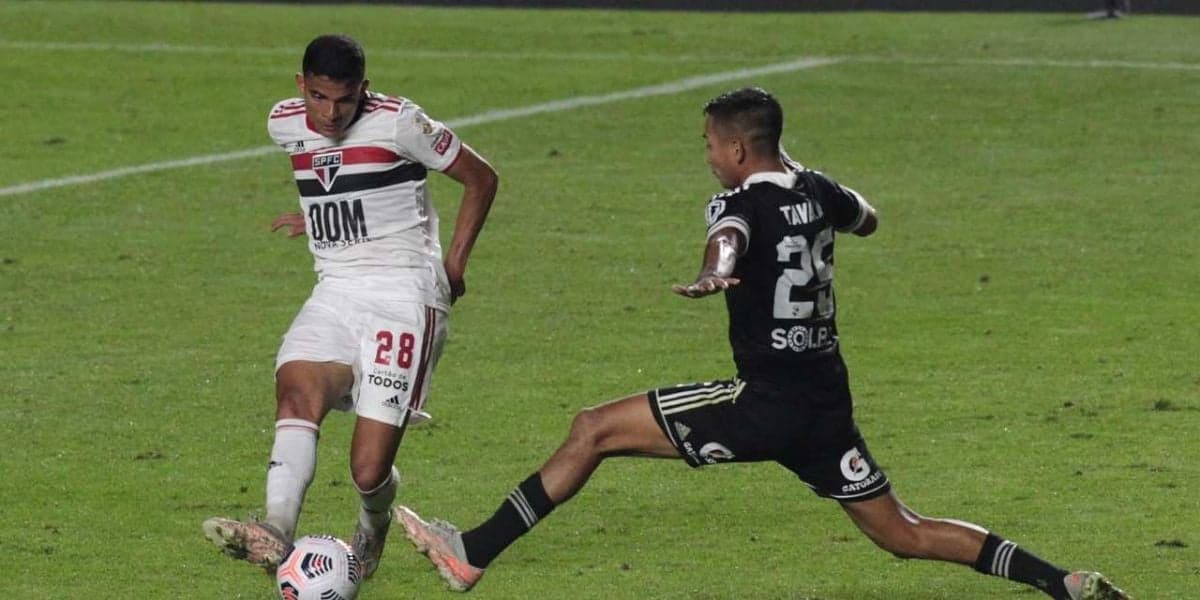 O atacante teve uma passagem pelo São Paulo, mas não foi marcante (Reprodução: Internet)