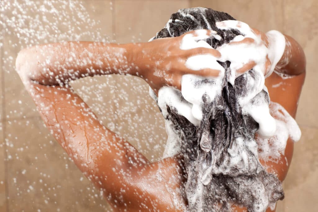 Cabelo sendo lavado (Foto: Reprodução)