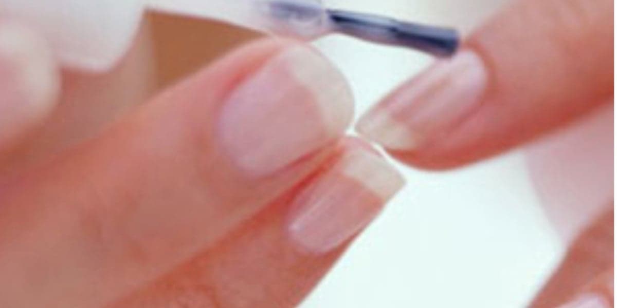 Aplique o esmalte em camadas finas (Foto: Reprodução/ Internet) Aplique o esmalte em camadas finas (Foto: Reprodução/ Internet)