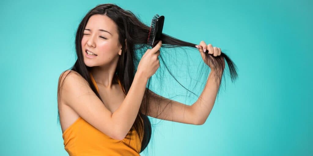 Como escovar o cabelo longo para evitar nós e manter brilho de salão