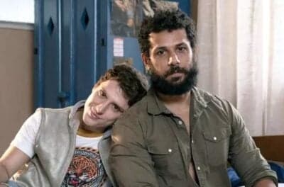 Kelvin (Diego Martins) e Ramiro (Amaury Lorenzo) em Terra e Paixão (Foto: Reprodução / Globo)