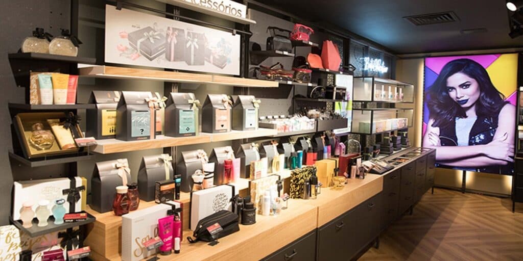 Na casa dos R$100 e para dar de Natal: 5 perfumes CHEIROSOS da BOTICÁRIO para surpreender qualquer mulher