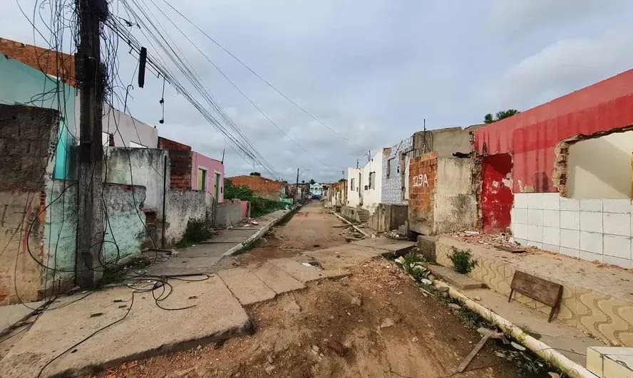 Ana Luiza Guimarães e Paulo Renato comandaram o Jornal Nacional e falaram sobre a mina que pode colapsar em Maceió (Foto: Reprodução/ Internet) Ana Luiza Guimarães e Paulo Renato comandaram o Jornal Nacional e falaram sobre a mina que pode colapsar em Maceió (Foto: Reprodução/ Internet)
