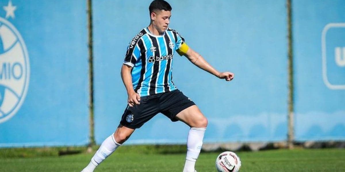 Natã é zagueiro (Foto: Lucas Uebel/Grêmio)