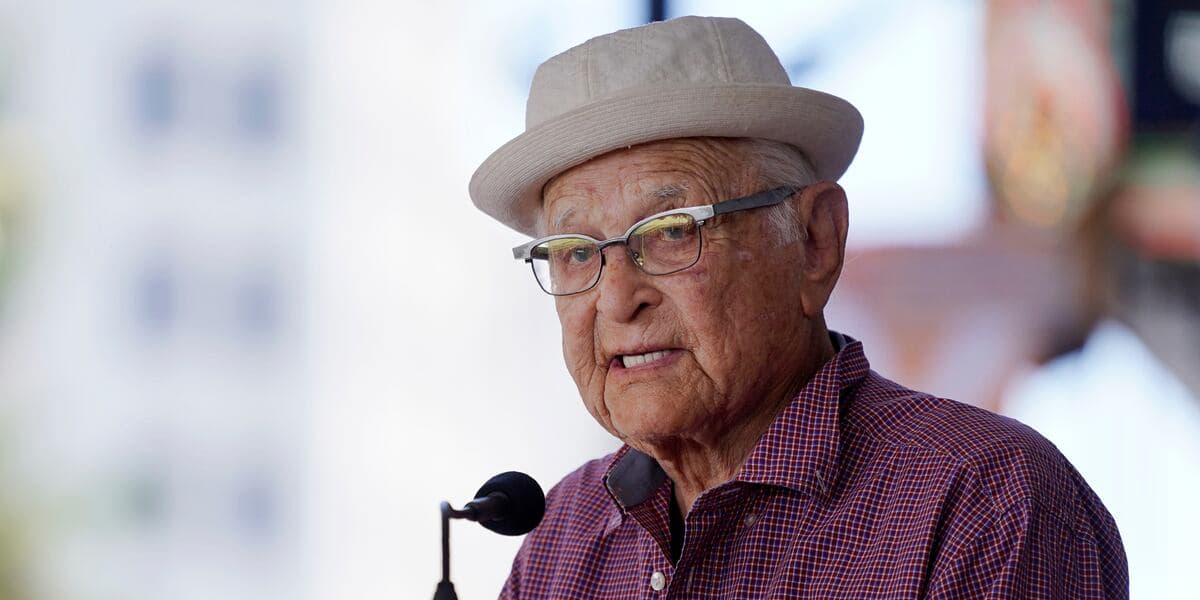 Norman Lear foi o fenômeno da TV que teve a morte confirmada por Jornal da Globo (Foto: Reprodução/ Internet) Norman Lear foi o fenômeno da TV que teve a morte confirmada por Jornal da Globo (Foto: Reprodução/ Internet)