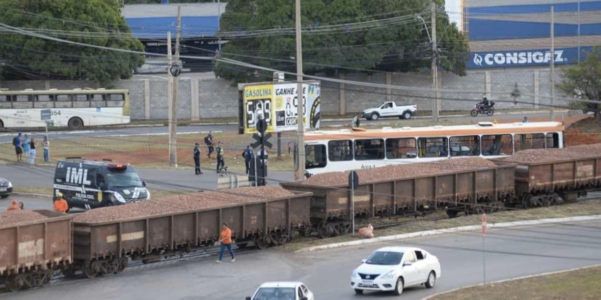 Acidente de ônibus e trem (Foto: Reprodução / Minervino Júnior/CB/D.A. Press)