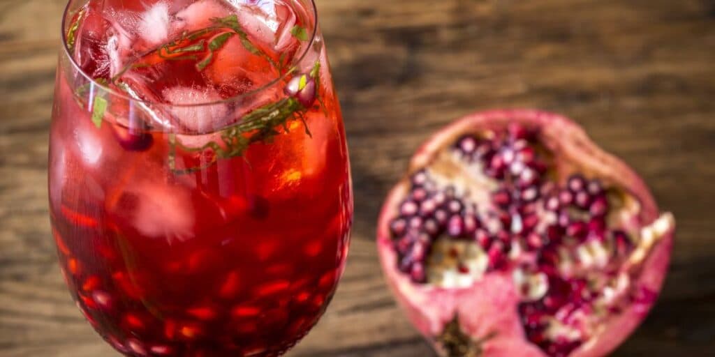 Suco de romã ajuda a baixa a taxa de açúcar no sangue (Reprodução: Internet)