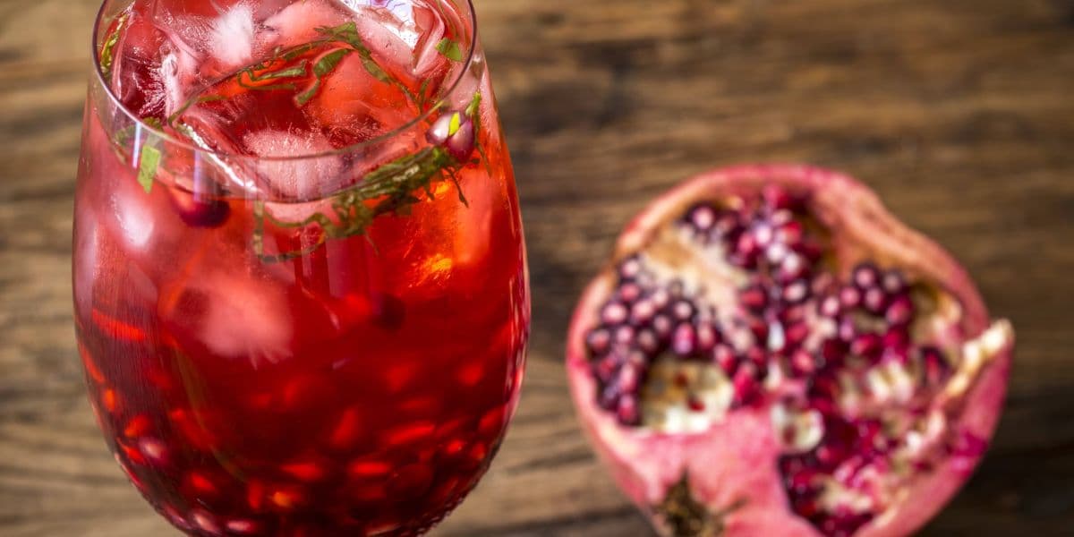 Suco de romã ajuda a baixa a taxa de açúcar no sangue (Reprodução: Internet)