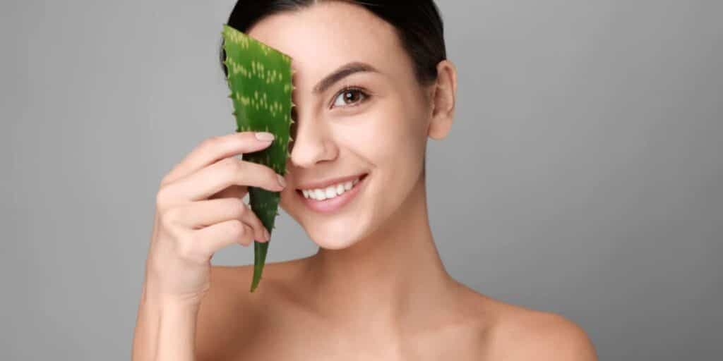 Para acabar com as rugas e mais barato que botox: 3 receitas com babosa pra deixar a pele como porcelana