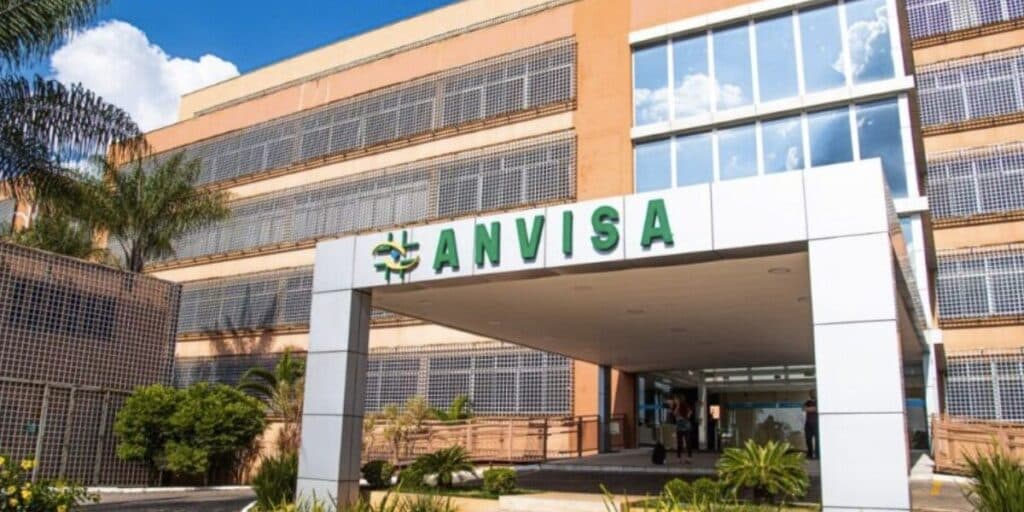 247kg de alimentos vencidos e ordem da ANVISA: A interdição urgente da Vigilância Sanitária contra mercado