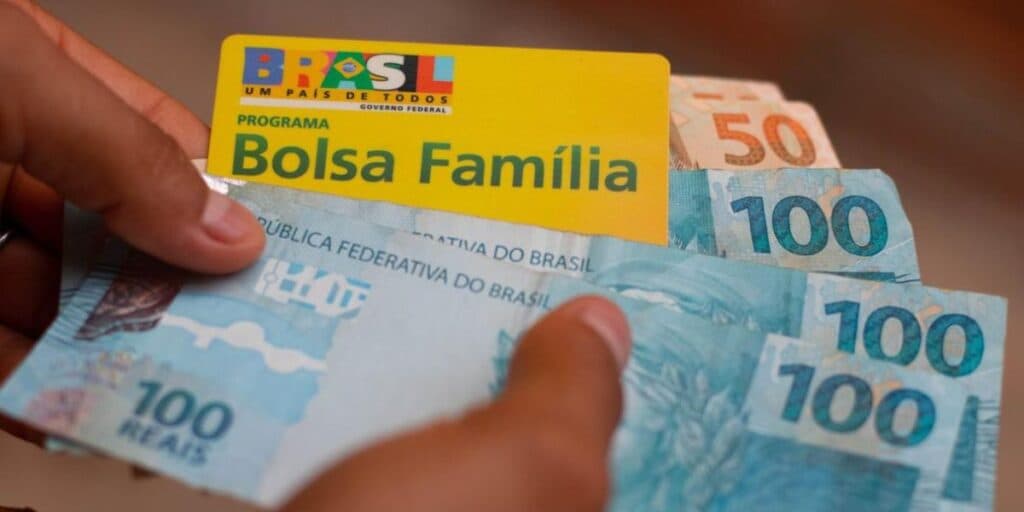 Data na mesa: Bolsa Família crava prazo final para saque de quase R$1 mil para beneficiários em janeiro