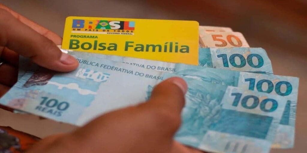 Grande VITÓRIA no feriado de SP: Bolsa Família chega com notícia mais aguardada por beneficiários HOJE (25)