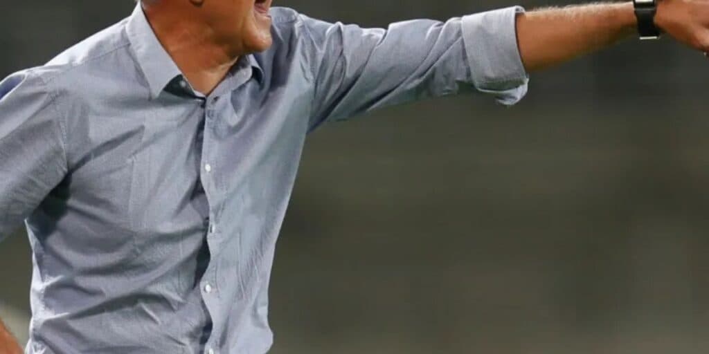 Do São Paulo pra outro gigante: SAF fecha o retorno triunfal de um dos técnicos mais badalados do Brasil