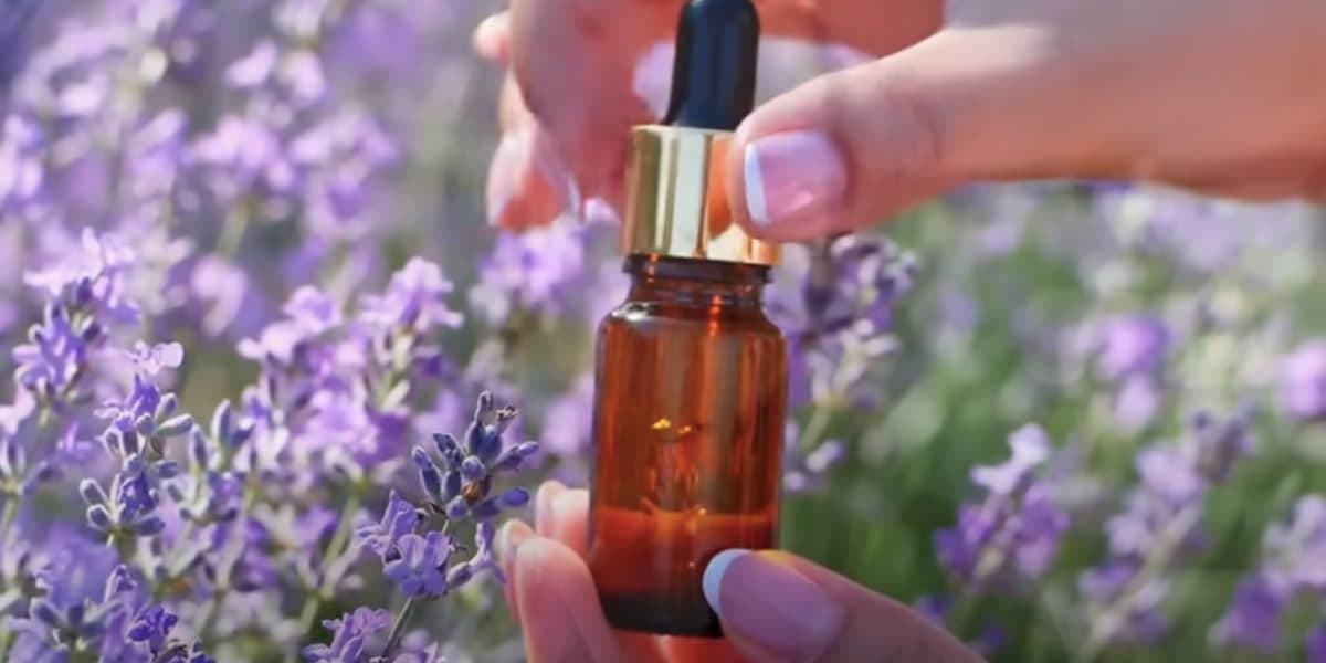 Óleo essencial de lavanda (Foto: Reprodução / YouTube)