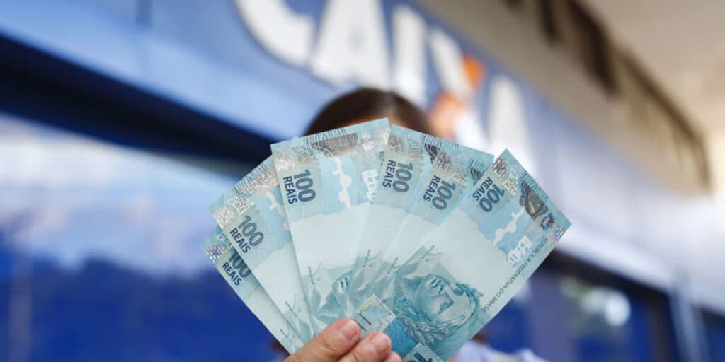 Saque de até R$6 mil, data e melhor que o 14º salário: CAIXA encaminha 2 pagamentos a milhares de brasileiros
