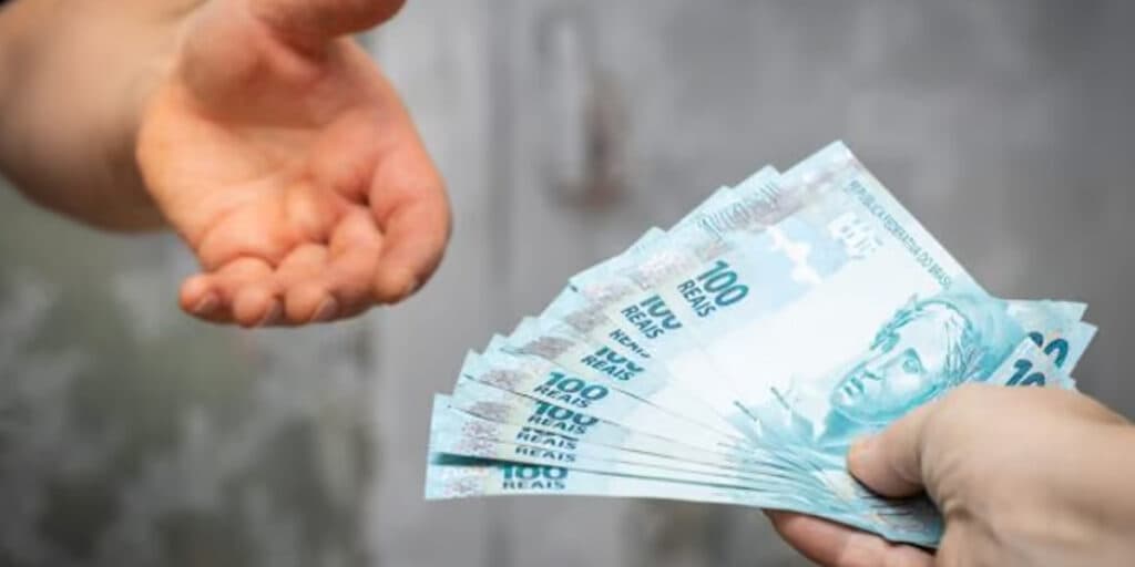 Benefício melhor que o 14º salário: Pagamento de grana EXTRA chega como vitória à lista de CPFs em 2024