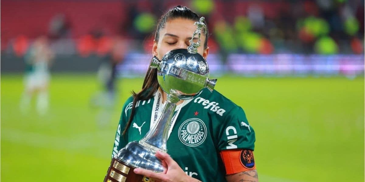 Bia Zaneratto beijando a taça da Libertadores (Reprodução: Internet)