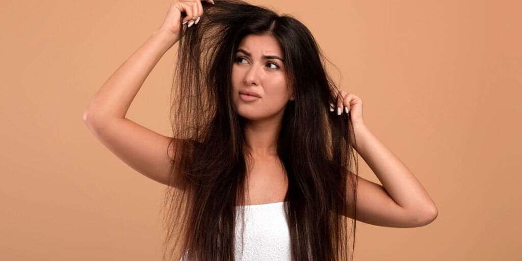 Frizz nunca mais: 10 dicas infalíveis para um cabelo liso e sedoso