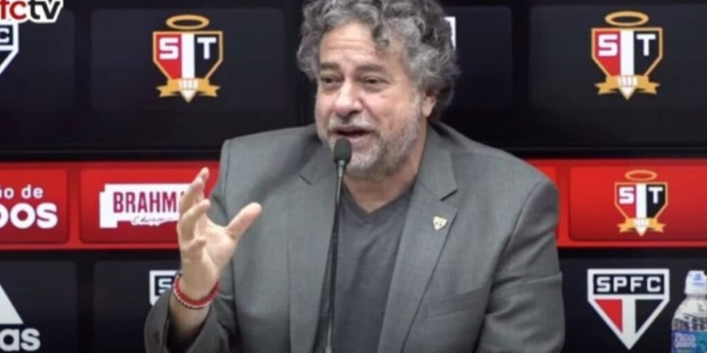 Vindo direto da gringa: Casares e Carpini armam meia como presente para a torcida após o aniversário do SP