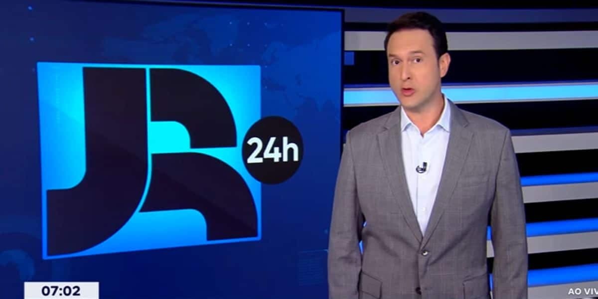 Edu Ribeiro no comando do plantão (Reprodução: Record)