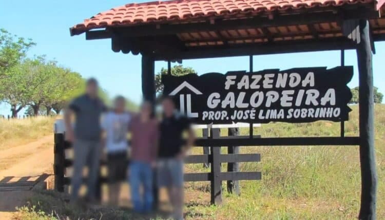 O nome verdadeiro de Chitãozinho está destacado em um placar de madeira (Foto: Reprodução/ Internet)
