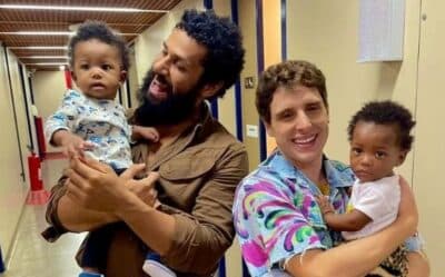 Ramiro e Kelvin com bebês no colo em Terra e Paixão (Foto: Reprodução / Globo)