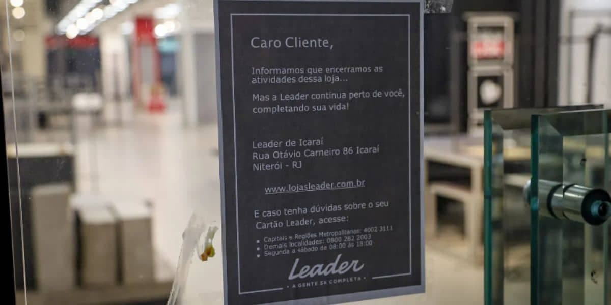 Comunicado deixado pela empresa na vitrine (Reprodução: Foto/ Péricles Cutrim)