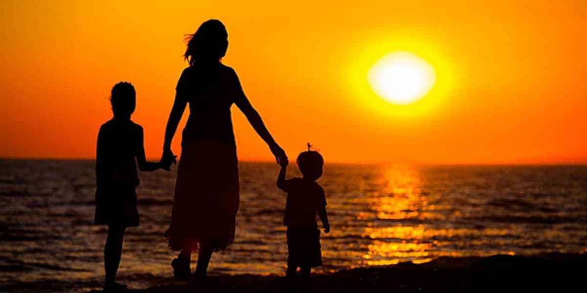 As mãos poderão aposentar aos 62 anos, mesmo não tendo o mínimo de contribuição (Reprodução: Internet)