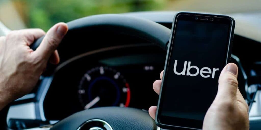 Preço escolhido pelo próprio passageiro: Maior rival chega com pés na porta para derrubar a Uber no Brasil