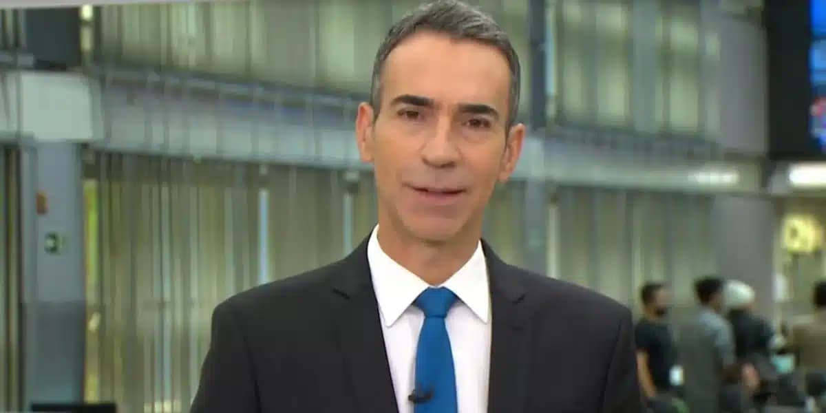 César Tralli entrou às pressas na Globo com triste notícia durante o Jornal Hoje (Foto: Reprodução/ Internet)