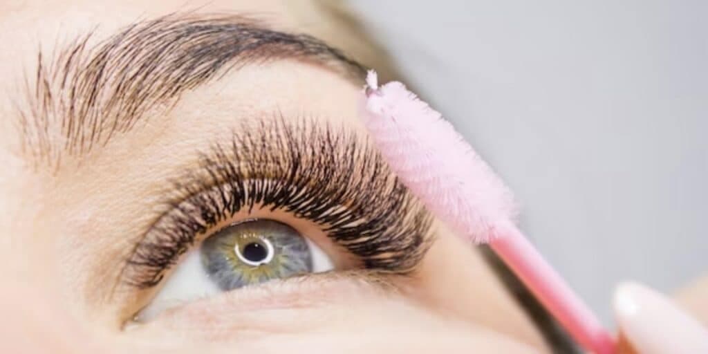 Estética esconde: Como aplicar cílios postiços como profissional e remover sem esforço