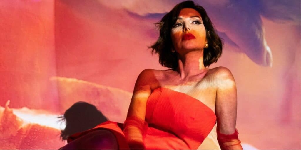 Liah Soares encanta com novo videoclipe de 'Como Vai Você'