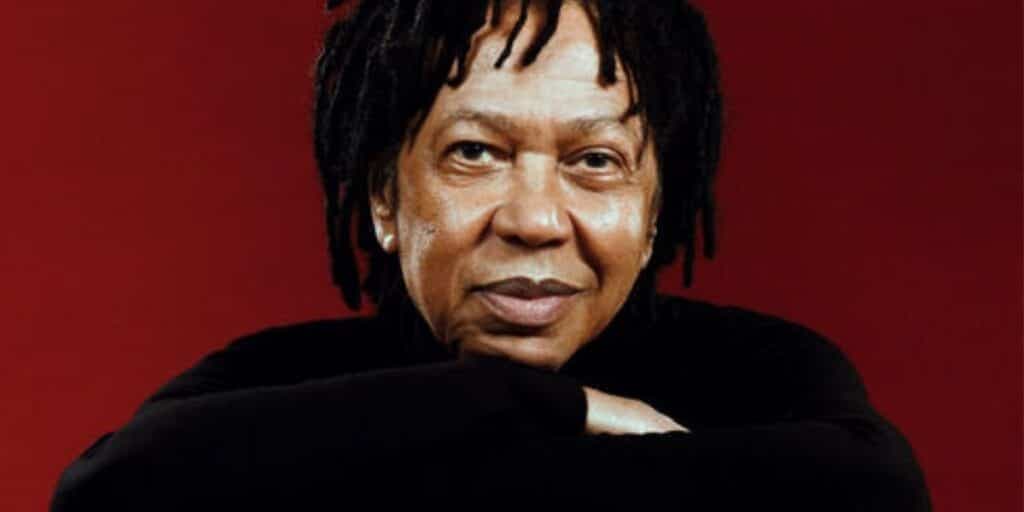 Discreto, Djavan vive relação assumida com pessoa 25 anos mais jovem há mais de 2 décadas e surge com amor