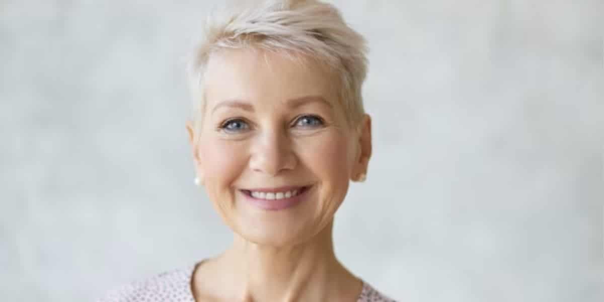 Mulher com corte de cabelo pixie (Foto: Reprodução / Freepik)