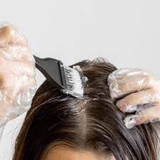 Mulher pintando o cabelo - Foto Internet