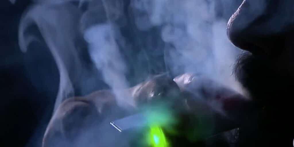 Pessoa com cigarro eletrônico (Foto: Reprodução / Globo)
