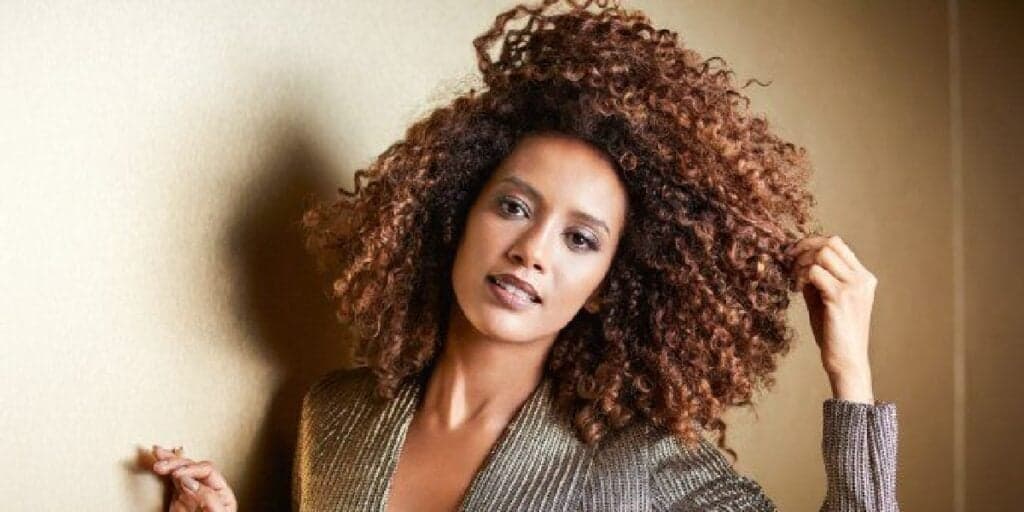 Cachos perfeitos igual aos da Taís Araújo: Misturinha com mel e+3 deixa qualquer cabelo liso no chinelo
